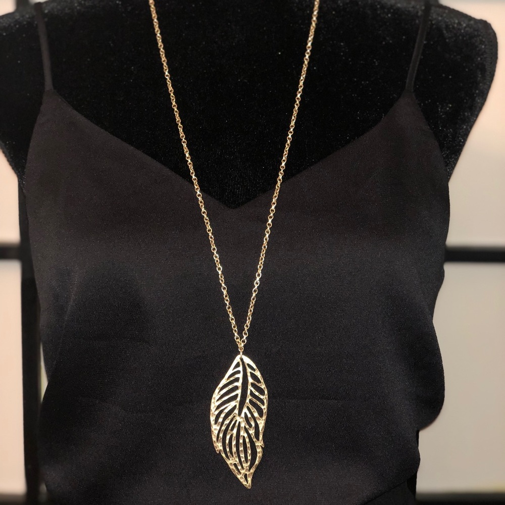 Long gold necklace 😍